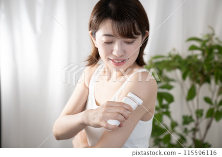 做自我脫毛的女人 115596116