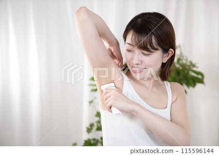woman doing self hair removal 115596144