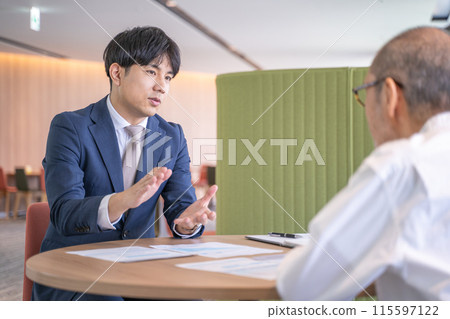 解釋產品和服務的男性商人 115597122