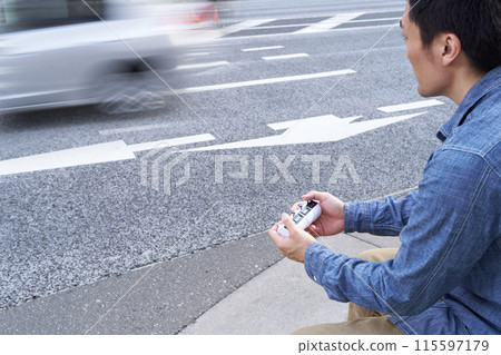 一名男子正在進行交通調查 115597179