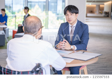 解釋產品和服務的男性商人 解釋產品和服務的男性商人 115597333