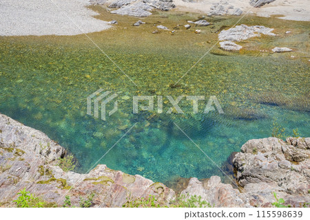 Emerald green mountain stream [Itadori River, Gifu Prefecture] 115598639