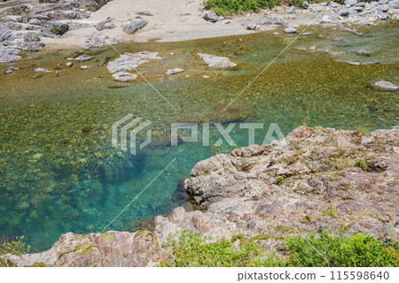 Emerald green mountain stream [Itadori River, Gifu Prefecture] 115598640