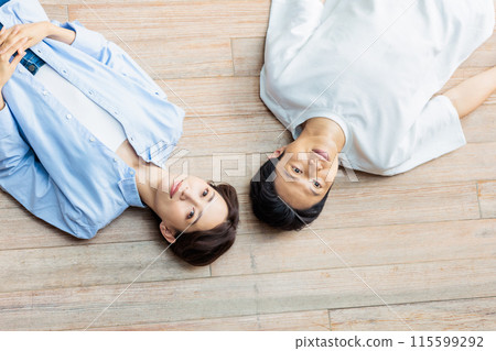 A friendly couple lying on the floor 115599292