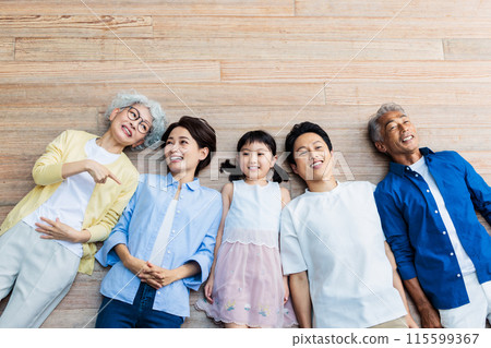 三代親密朋友躺在地板上 三代親密朋友躺在地板上 115599367