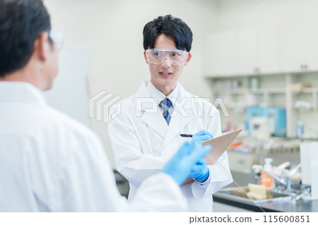 科學家在實驗室裡討論 科學家在實驗室裡討論 115600851