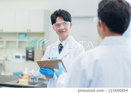 科學家在實驗室裡討論 115600854