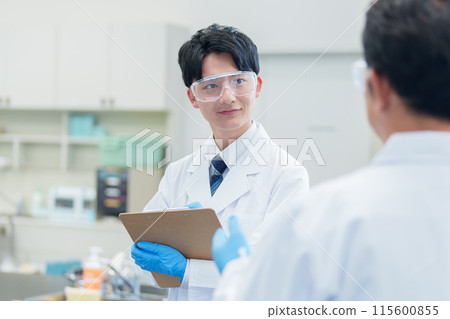 科學家在實驗室裡討論 科學家在實驗室裡討論 115600855