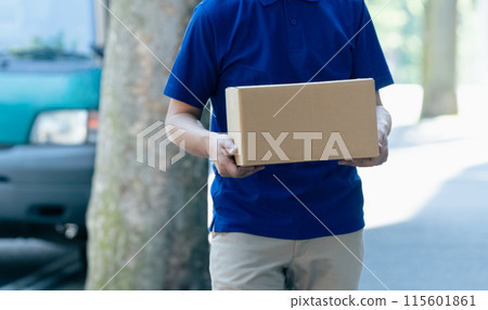 送貨員男性與行李 115601861