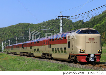 Sunrise Izumo running on the Hakubi Line Sunrise Izumo running on the Hakubi Line 115602138