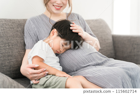 Sleeping face of a boy taking a nap on his pregnant mother's stomach (nap, sleepy, sleepy, lullaby) Sleeping face of a boy taking a nap on his pregnant mother's stomach (nap, sleepy, sleepy, lullaby) 115602714