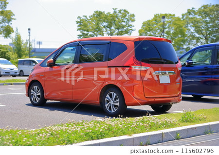 Minivan image 115602796