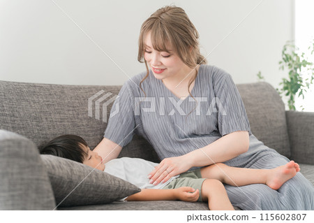 日本孕婦（媽媽）讓孩子在家睡覺 115602807