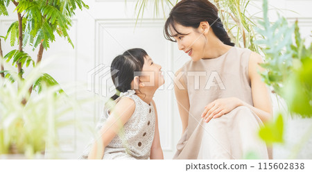 一對母女在綠植環繞中深情對視。 115602838