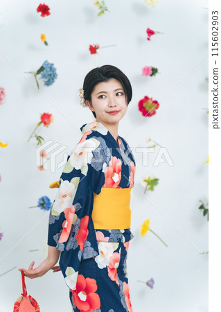 穿著浴衣的女人的肖像 115602903