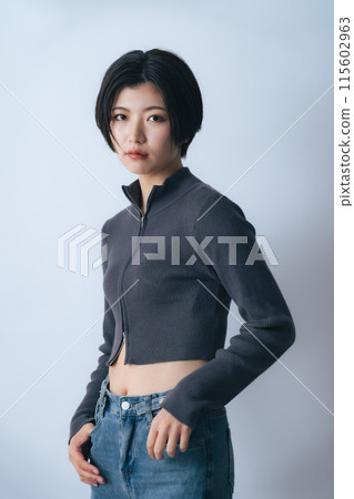 Women's fashion portrait 115602963