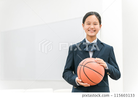 穿著制服拿著籃球的國中/高中女生(籃球部/社團活動/青少年) 穿著制服拿著籃球的國中/高中女生(籃球部/社團活動/青少年) 115603133
