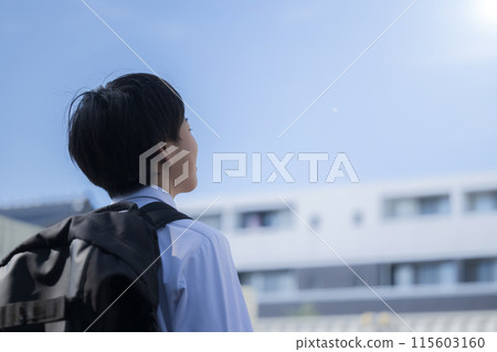 Junior high school students looking up at the sky and school buildings with goals and hopes, high school entrance exams and hard work, faceless images 115603160