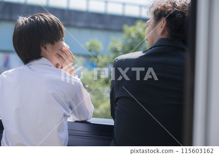 一名中學生在學校陽台向一位為自己的職業道路而擔憂的老師諮詢中考的不露面形象和努力的側面。 115603162