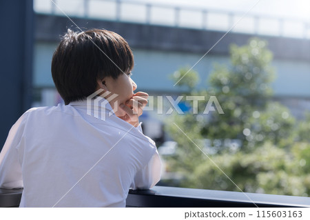 一名中學生在學校陽台上仰望天空，為自己的職業道路而煩惱。 115603163