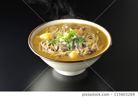 黑色背景下滾燙的咖哩蕎麥麵和大量蔥的照片 115603269