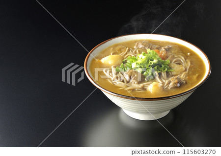 黑色背景下滾燙的咖哩蕎麥麵和大量蔥的照片 115603270