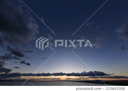黃昏的天空漸層和港口/秋季/超廣角/天基/231029pm 115603300