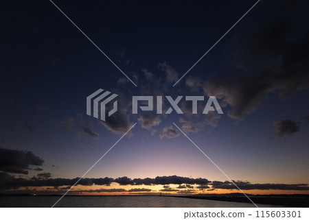 Gradient of the evening sky and the harbor, autumn, ultra-wide-angle, sky-focused, 231029pm 115603301