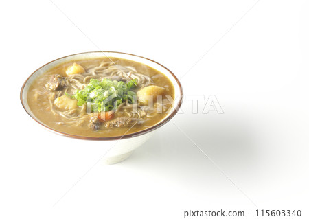 一張白色背景下熱騰騰的咖哩蕎麥麵和大量蔥的照片 115603340