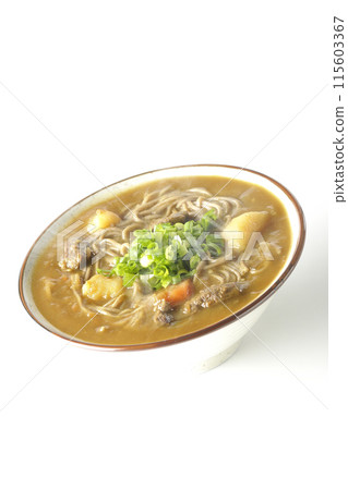一張白色背景下熱騰騰的咖哩蕎麥麵和大量蔥的照片 115603367