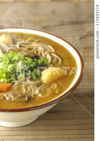Hot curry soba noodles with plenty of spring onions 115603514