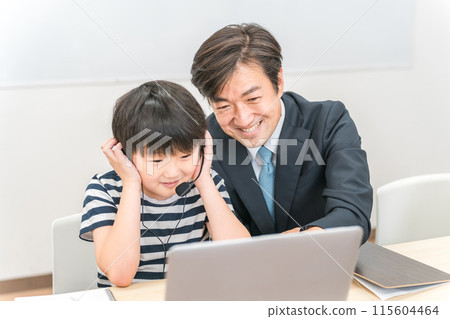 Elementary school children who receive individual guidance at school / cram school and men of teachers / teachers / tutors (suits / businessmen) 115604464