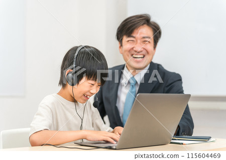 Elementary school children who receive individual guidance at school / cram school and men of teachers / teachers / tutors (suits / businessmen) Elementary school children who receive individual guidance at school / cram school and men of teachers / teachers / tutors (suits / businessmen) 115604469