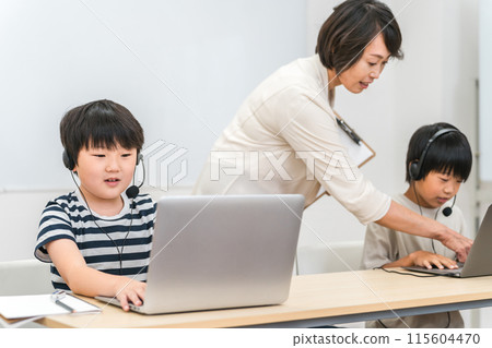 使用個人電腦進行 ICT 教育的教師和兒童(日本人) 使用個人電腦進行 ICT 教育的教師和兒童(日本人) 115604470