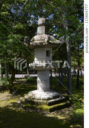 京都市左京區三門參道上的大石燈籠南禪寺 京都市左京區三門參道上的大石燈籠南禪寺 115604777