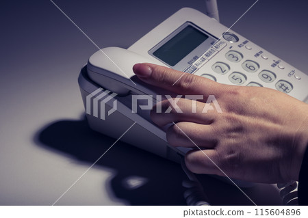 撥打固定電話的女人的手 115604896