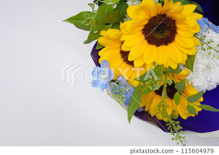 Bouquet of yellow sunflowers 115604979