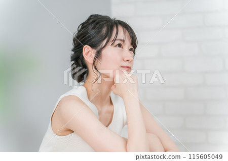 A woman who thinks about her cheeks and worries (beauty, diet) A woman who thinks about her cheeks and worries (beauty, diet) 115605049