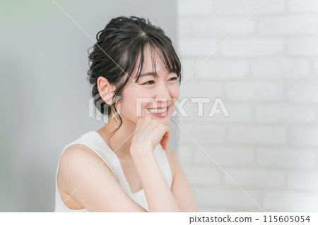 一位美麗的亞洲女人在她家的客廳裡托著下巴（美容/化妝/抗衰老） 115605054