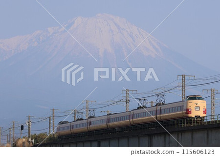 [JR西日本]系列381「八雲」〜JNR color〜與大山（山陰本線：東山公園〜保木大山） 115606123