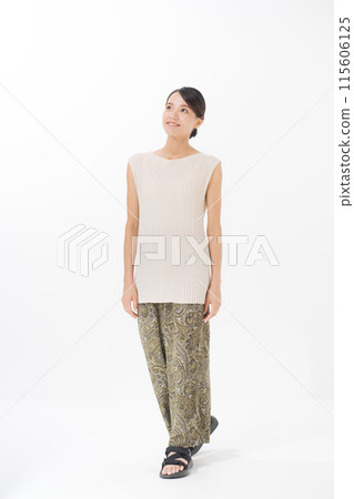 A woman in her 30s wearing a summer outfit 115606125