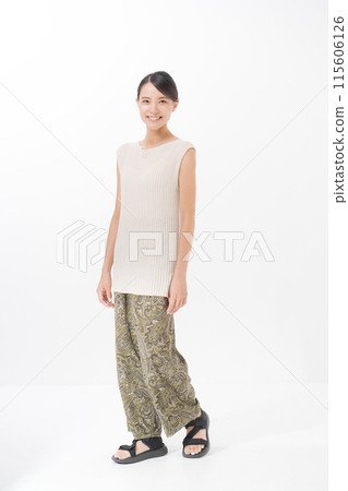 30 多歲的女人在夏季服裝 30 多歲的女人在夏季服裝 115606126