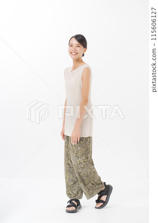 30 多歲的女人在夏季服裝 30 多歲的女人在夏季服裝 115606127