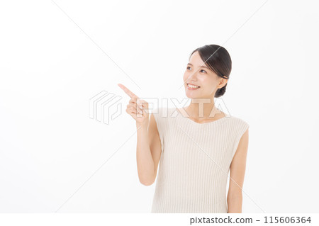 微笑的女人指著 115606364