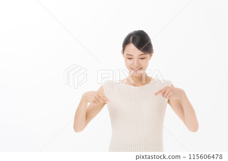 一位女士在這裡打手勢請求進入 115606478