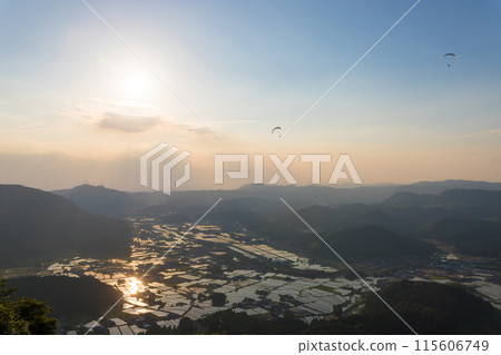 黃昏時的稻田與滑翔傘（大分縣九洲町） 115606749