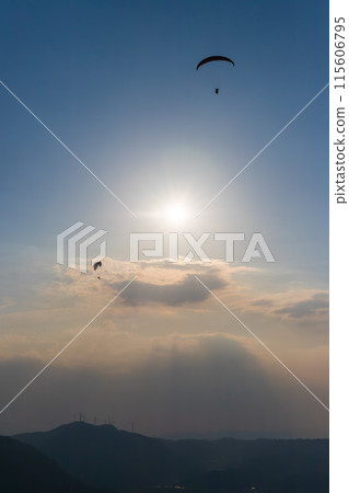 陽光與滑翔傘（大分縣九洲町） 115606795