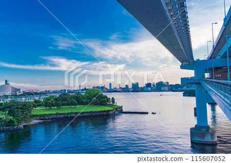 (Tokyo) Evening view of Rainbow Promenade, looking from Odaiba side to Shibaura side (Tokyo) Evening view of Rainbow Promenade, looking from Odaiba side to Shibaura side 115607052