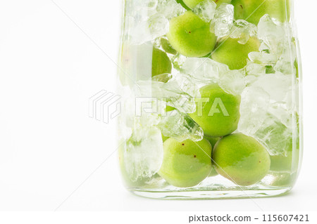 瓶中自製梅酒特寫 115607421