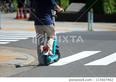 在路上運行的電動滑板的圖像 115607462